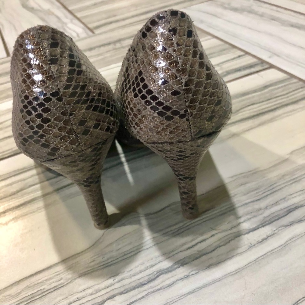 🌟Host Pick🌟Mootsies Tootsies Taupe Snakeskin Pattern Pumps - Picture 4 of 9